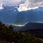 Strahlendes Grün aus dunklem Blau heraus