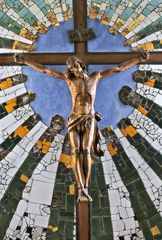 Strahlenkranzkreuz hinter dem Altar der Hundertwasserkirche in Bärnbach! (4)