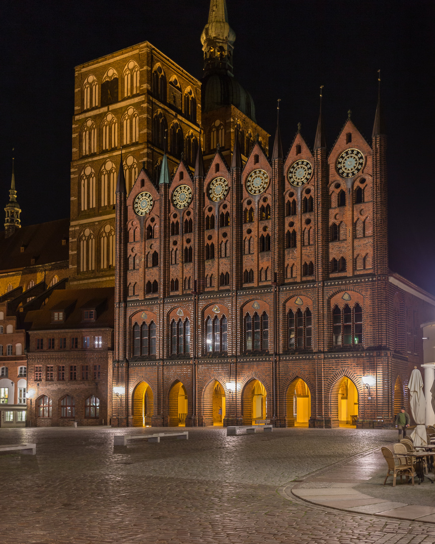 Stralsund: Alter Markt mit Rathaus und Kirche St. Nikolai