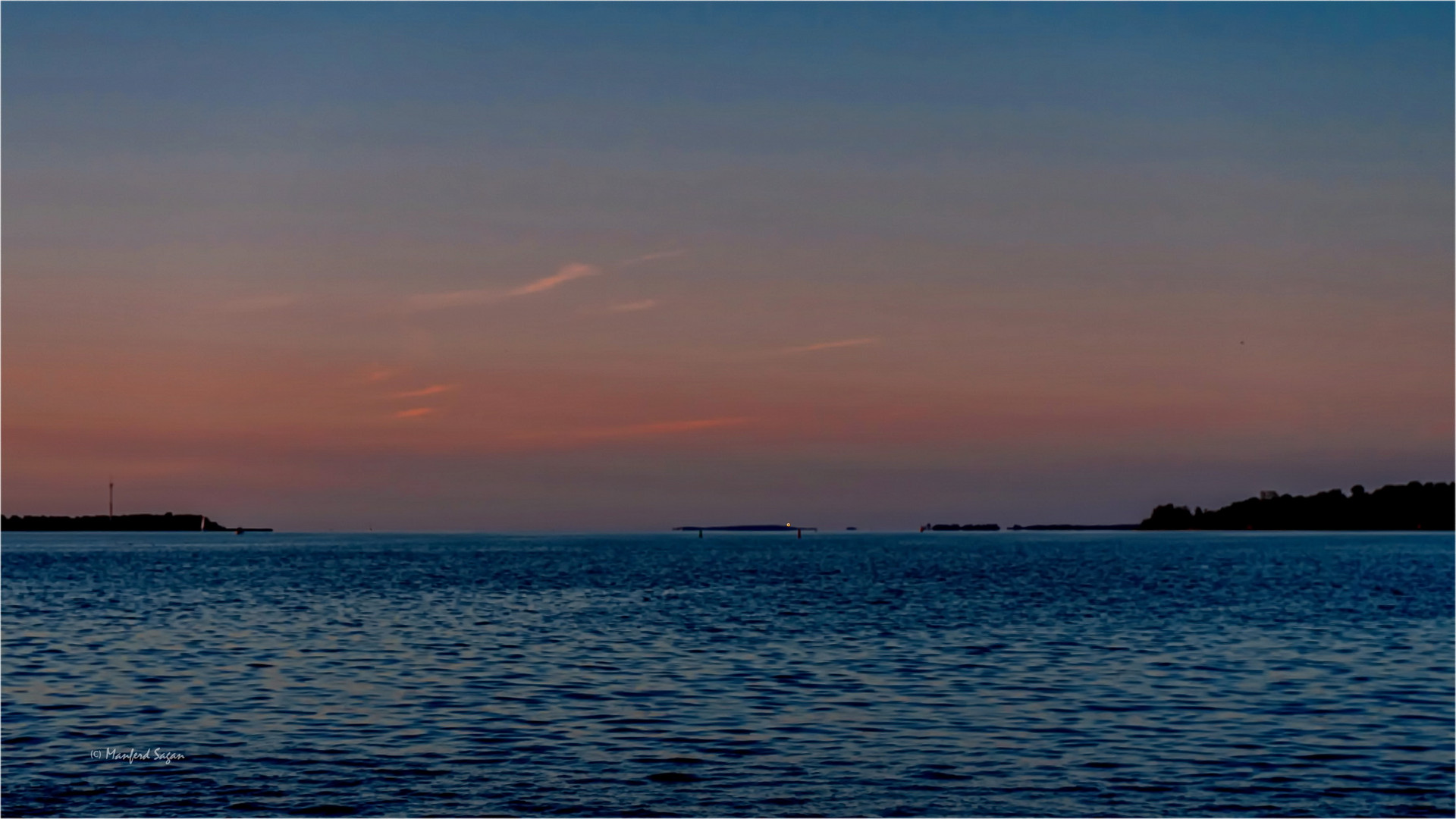 Stralsund - Blick auf den Strelasund! Man sieht den Leuchtturm der Insel Hiddensee... 