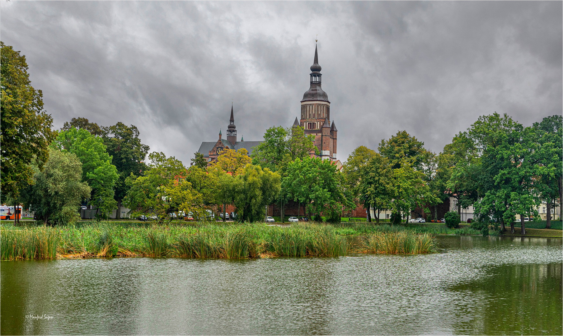 Stralsund Blick über den Knieperteich auf die St. Marienkirche