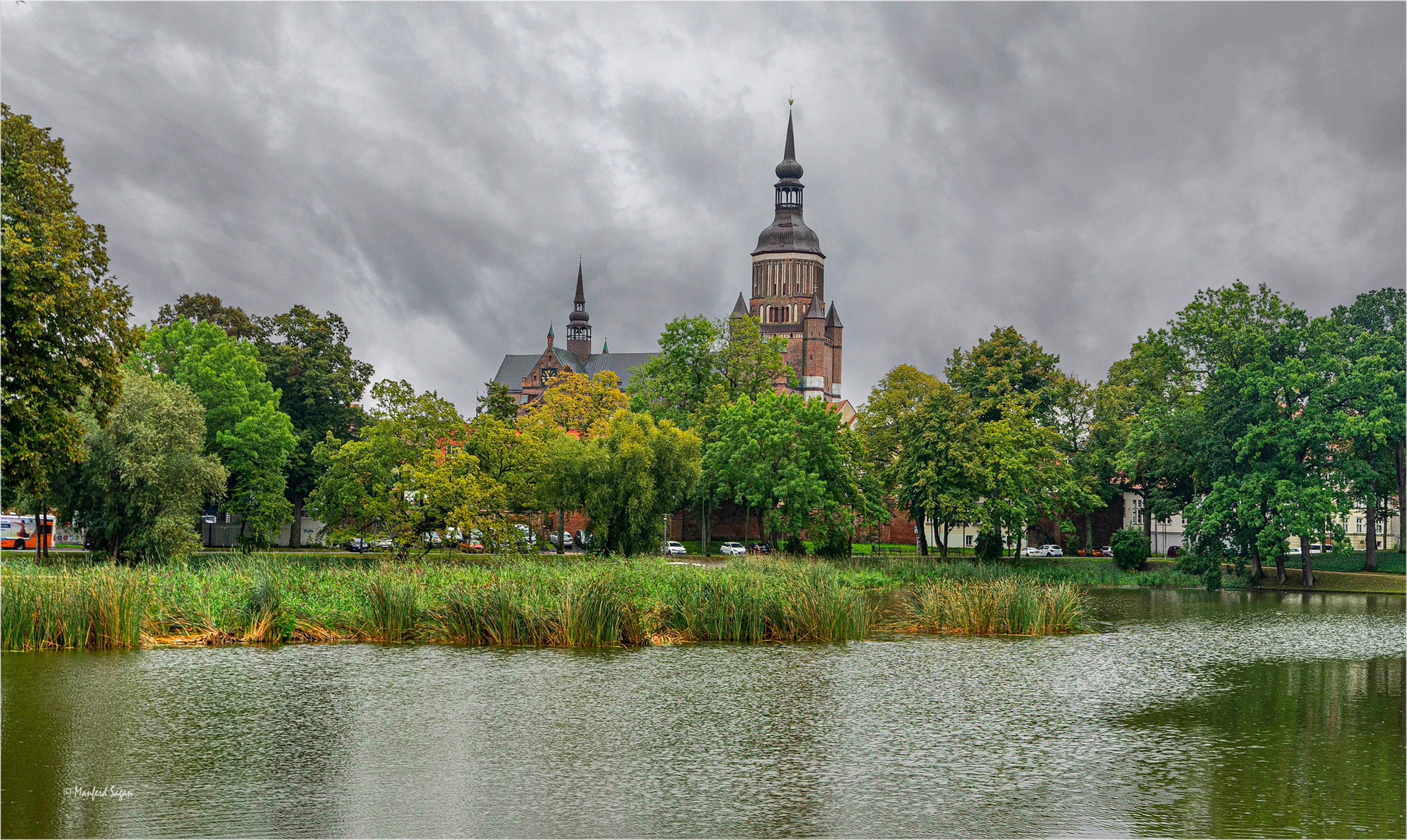 Stralsund - Blick über den Knieperteich auf die St. Marienkirche...