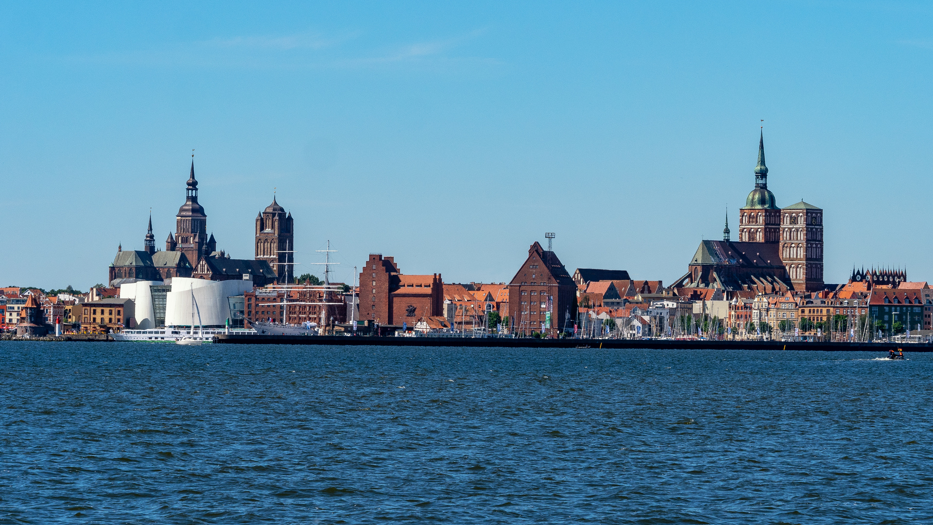 Stralsund. Blick von Altefähr über den Strelasund.