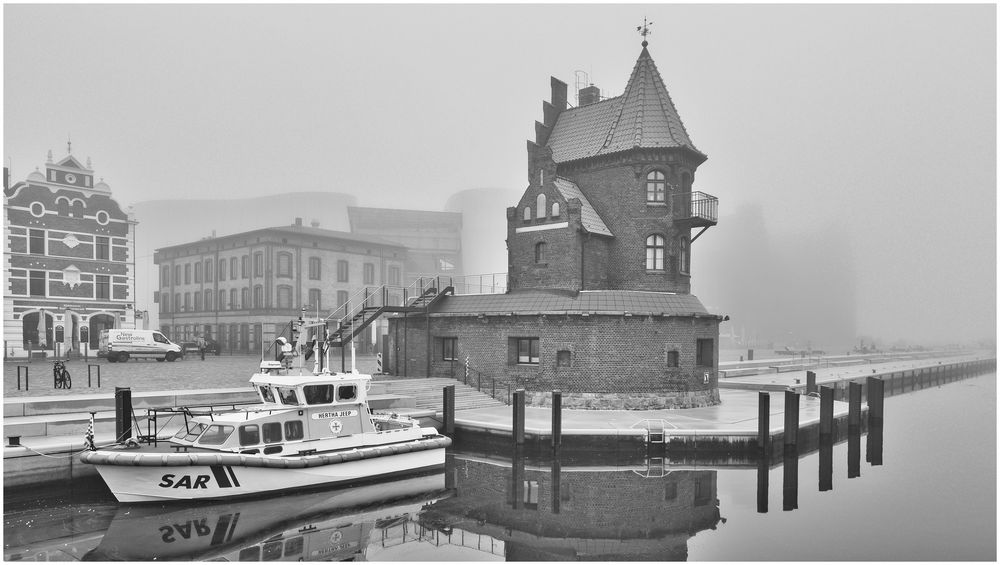 Stralsund im Nebel SW