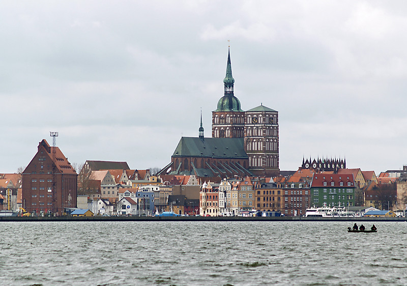 Stralsund mit der Nikolaikirche von Rügen aus gesehen