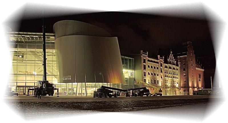 Stralsund Ozeaneum bei Nacht