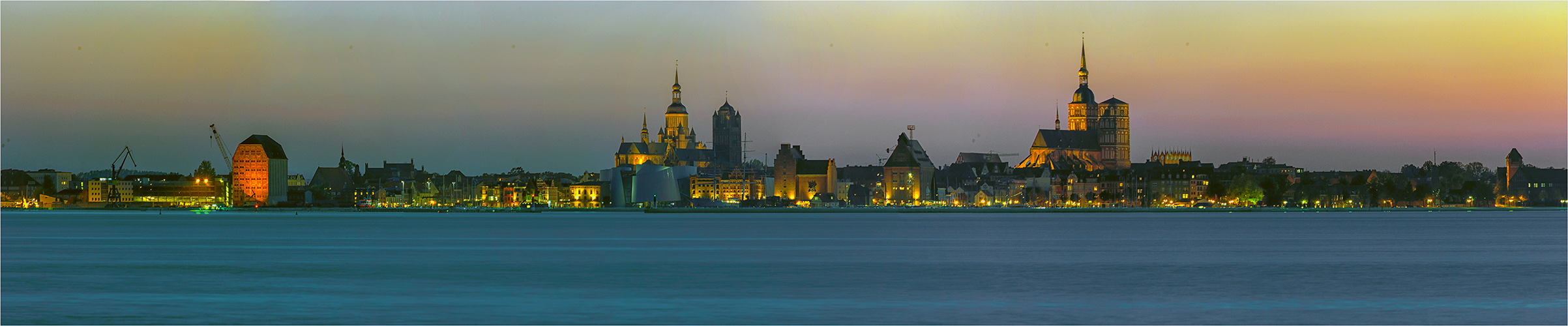 Stralsund von Altefähr über dem Sund geblickt