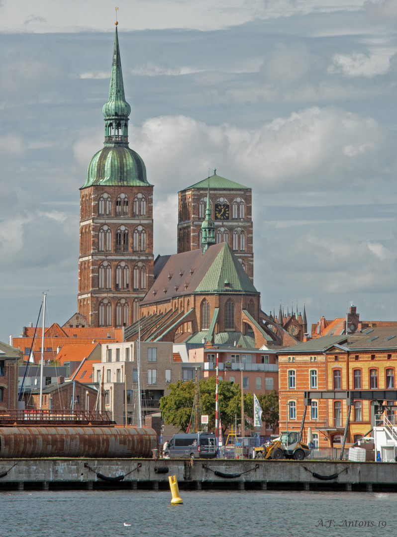 Stralsunder Dom, vom Hafen aus.