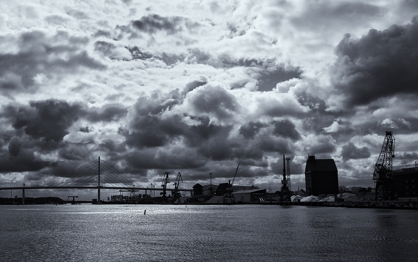 Stralsunder Hafen mit neuer und alter Rügendammbrücke im Hintergrund