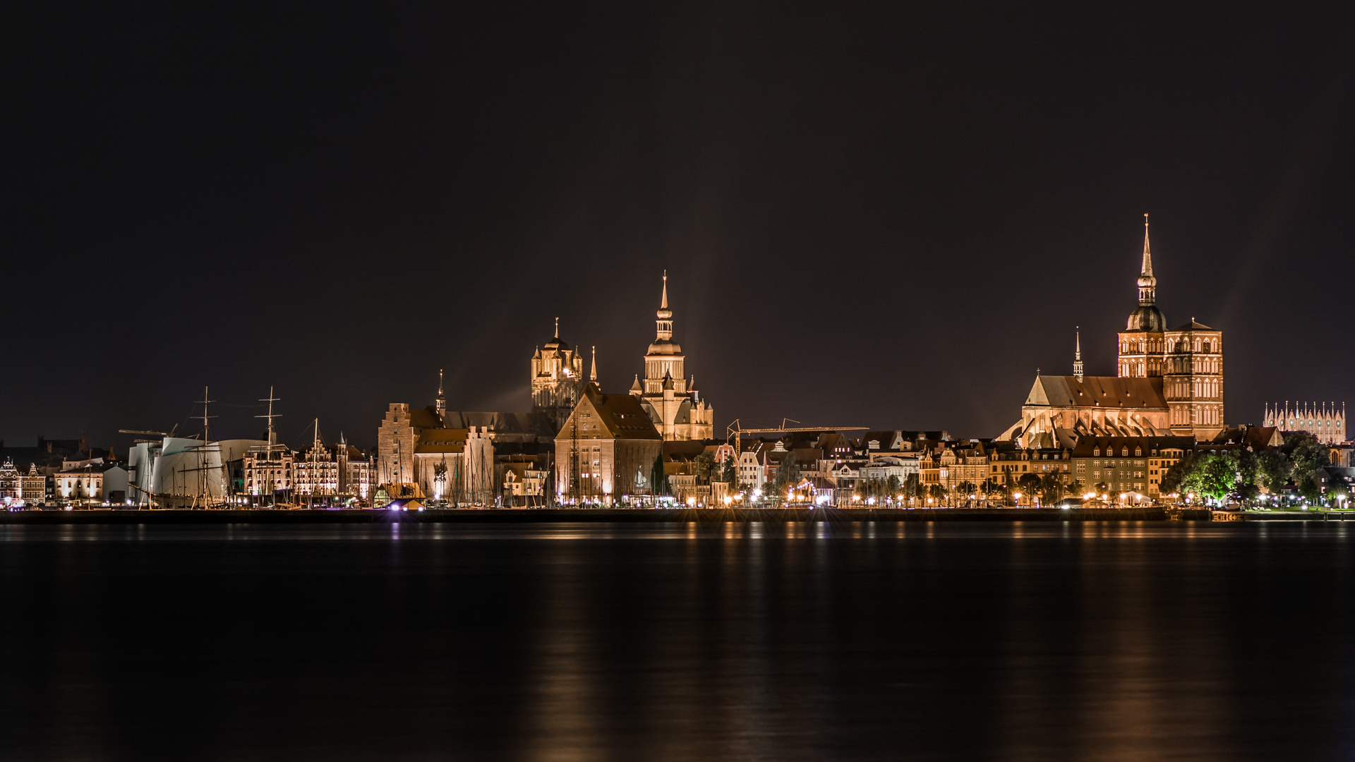 Stralsunder Skyline bei Nacht