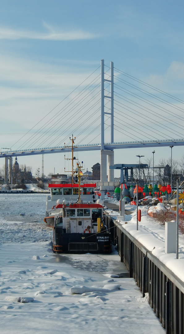 Stralsunder Südhafen mit Rügenbrücke