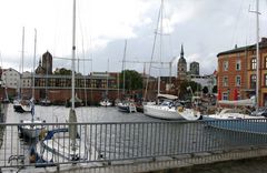 Stralsund.Li. St. Jakobi und re. die Nikolaikirche.