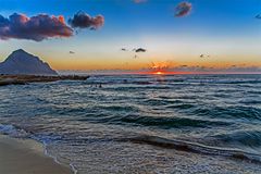 Strand am Macari mit Monte Cufano