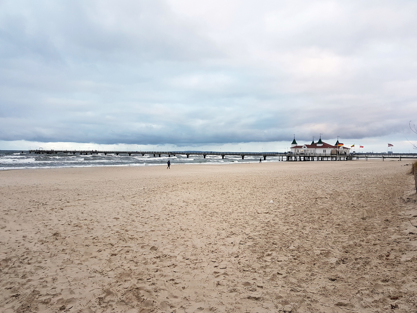 Strand am Seebad Ahlbeck im Winter mit Seebrücke