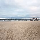 Strand am Seebad Ahlbeck im Winter mit Seebrücke