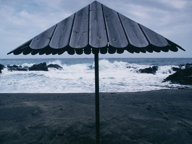 Strand auf La Palma ... gut, dass es Sonnenschirme gibt ;-)