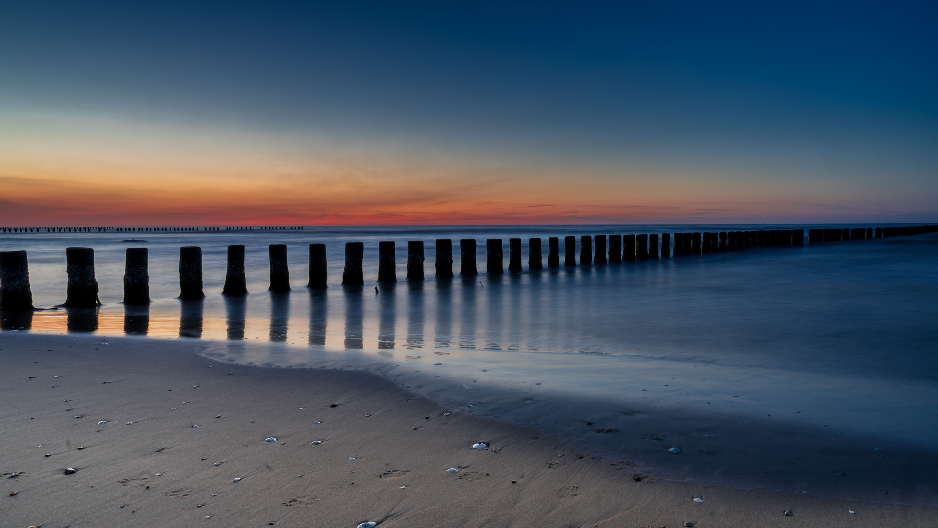 Strand bei Dämmerung