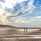 Strand, Buhnen und Menschen in Zeeland auf Schouwen-Duiveland am Strand von Nieuw-Haamstede.