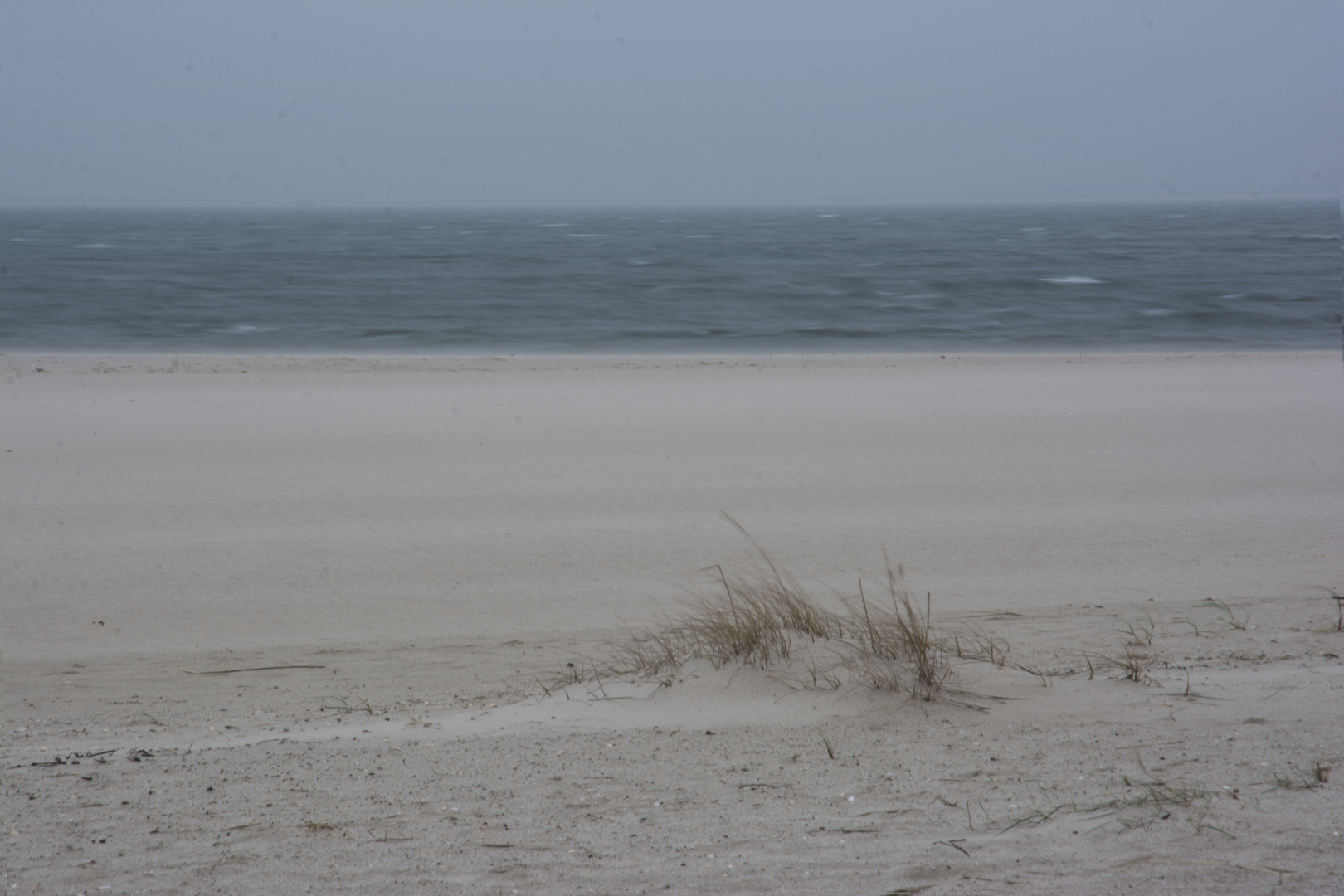 Strand, Dünen, wehender Sand, Wasser, Dunst am diesigen Morgen