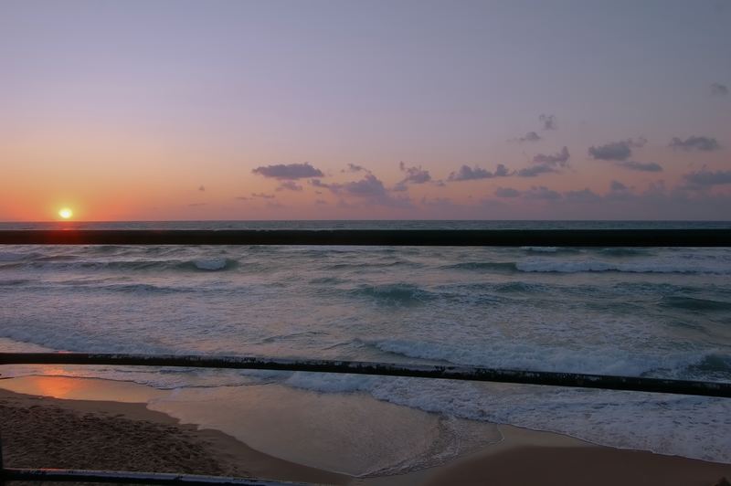 Strand hinter Gitter