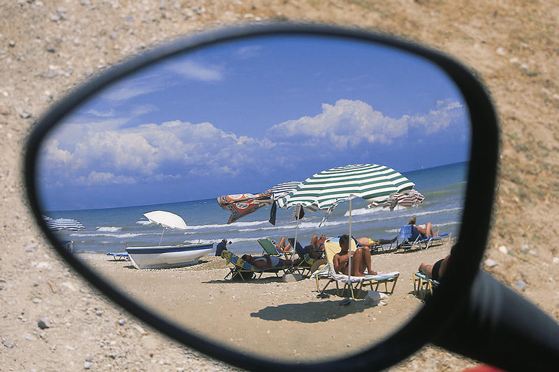 Strand im Autospiegel