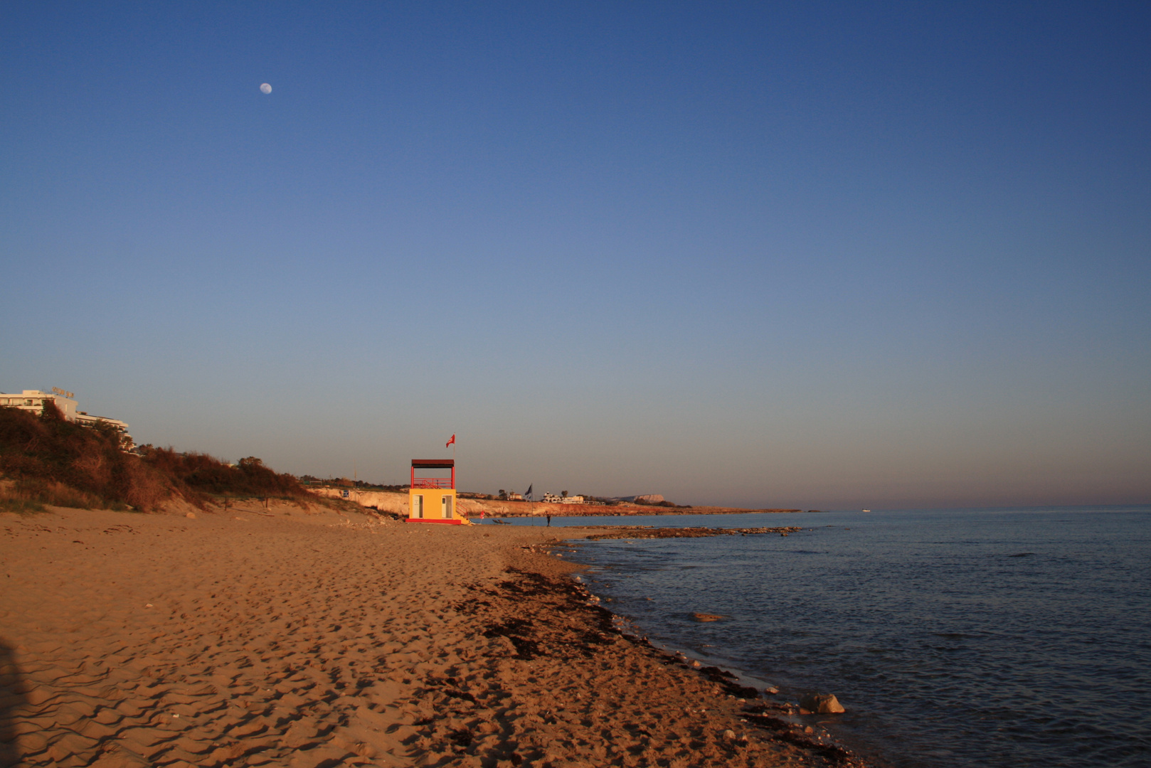 Strand im goldenen Licht