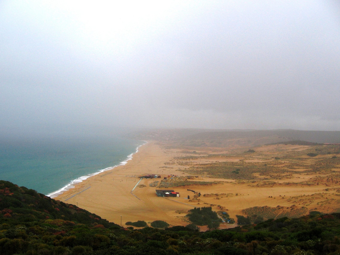 Strand im Nebel