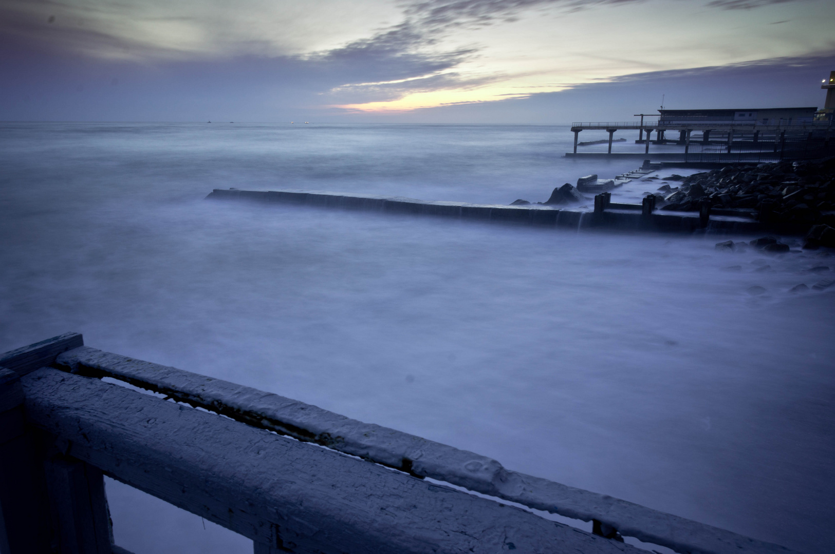 Strand in Sochi am Abend