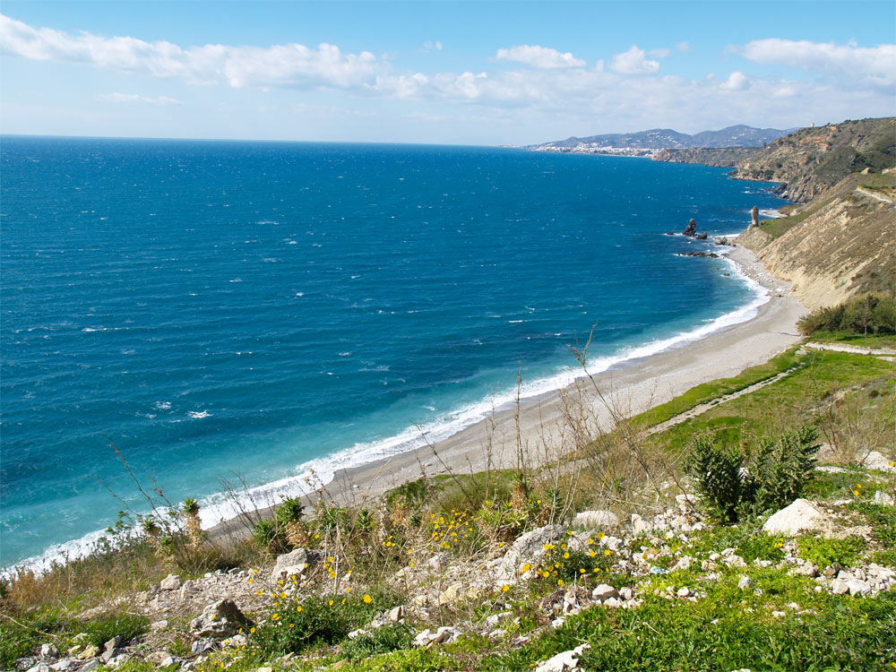 Strand in Spanien, westlich von Malaga, an der N340