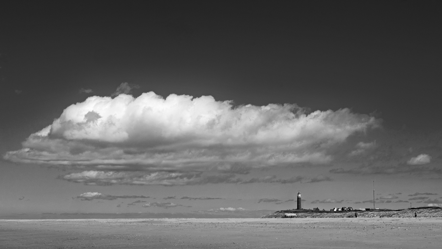 Strand + Leuchtturm + Wolken im Norden einer niederländischen Insel