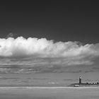Strand + Leuchtturm + Wolken im Norden einer niederländischen Insel