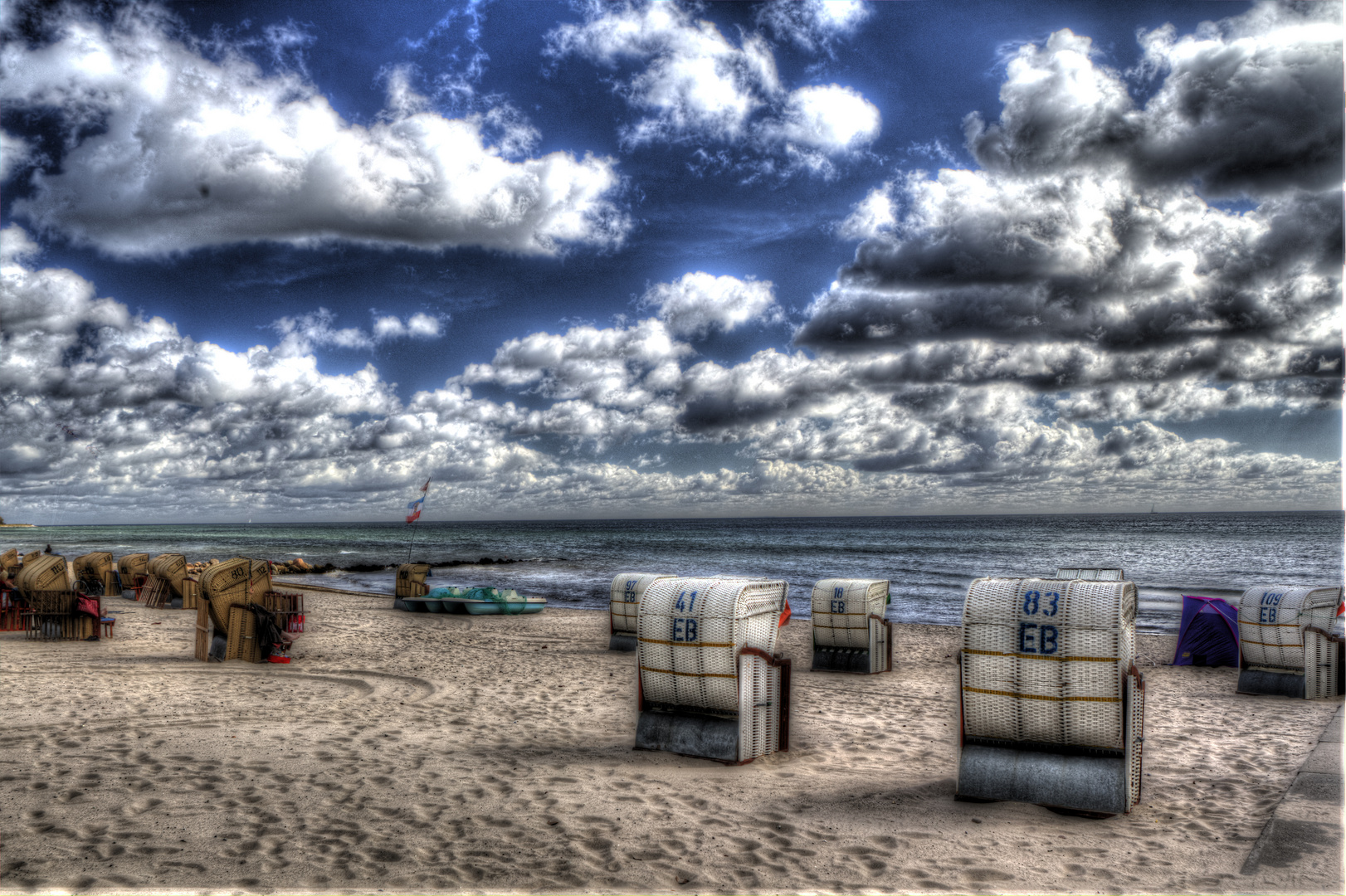 Strand mit ein paar Wolken