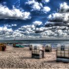 Strand mit ein paar Wolken