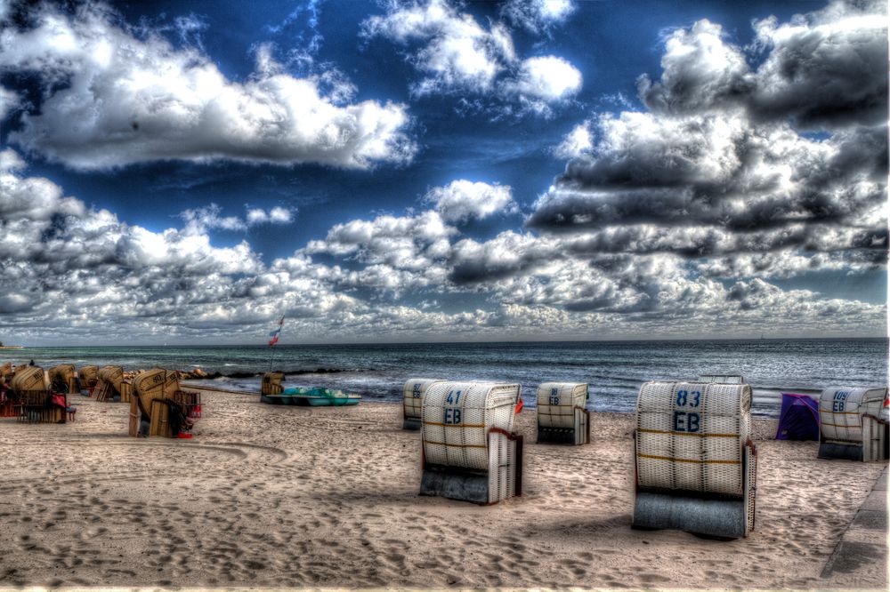 Strand mit ein paar Wolken