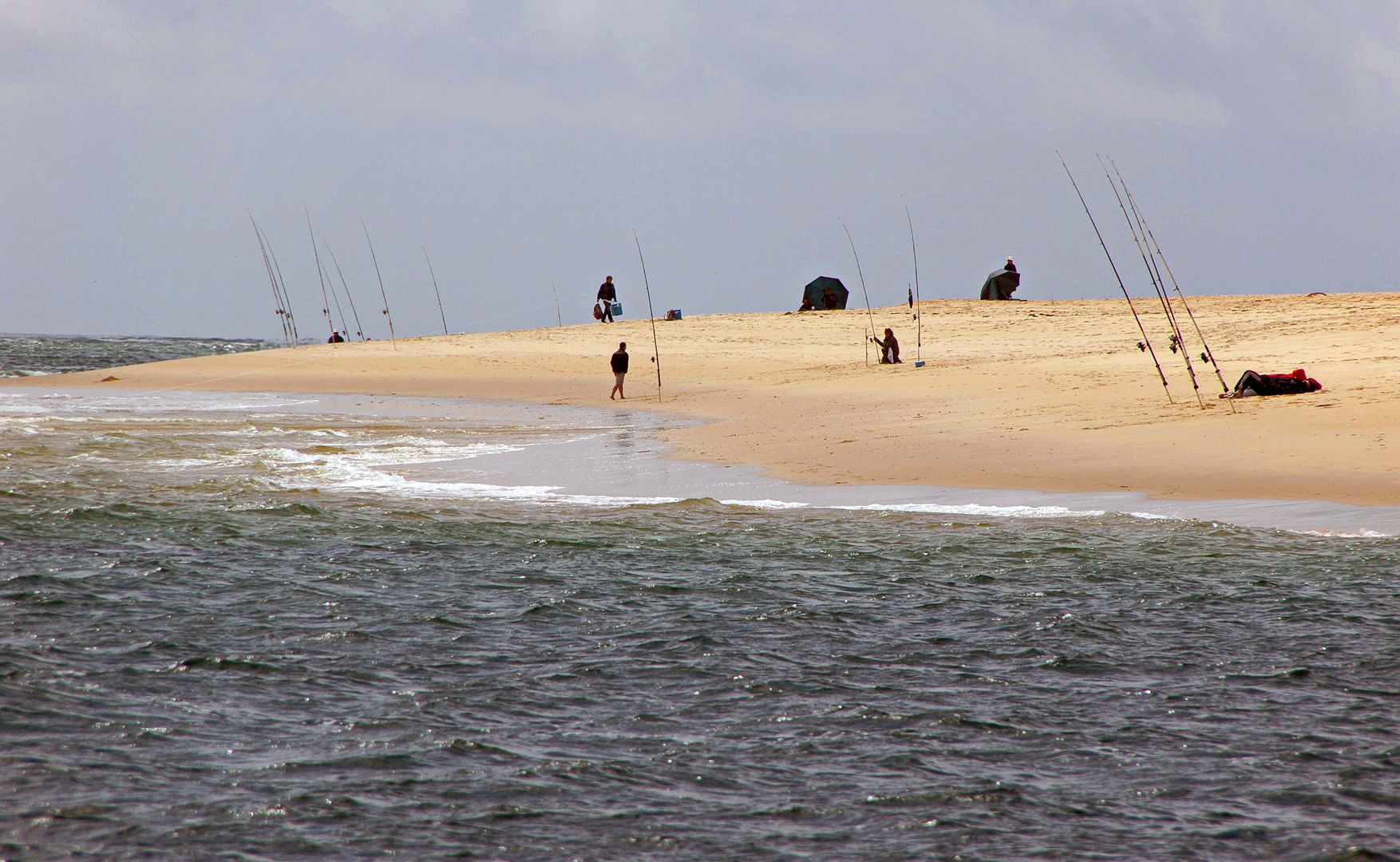 Strand mit Fischern