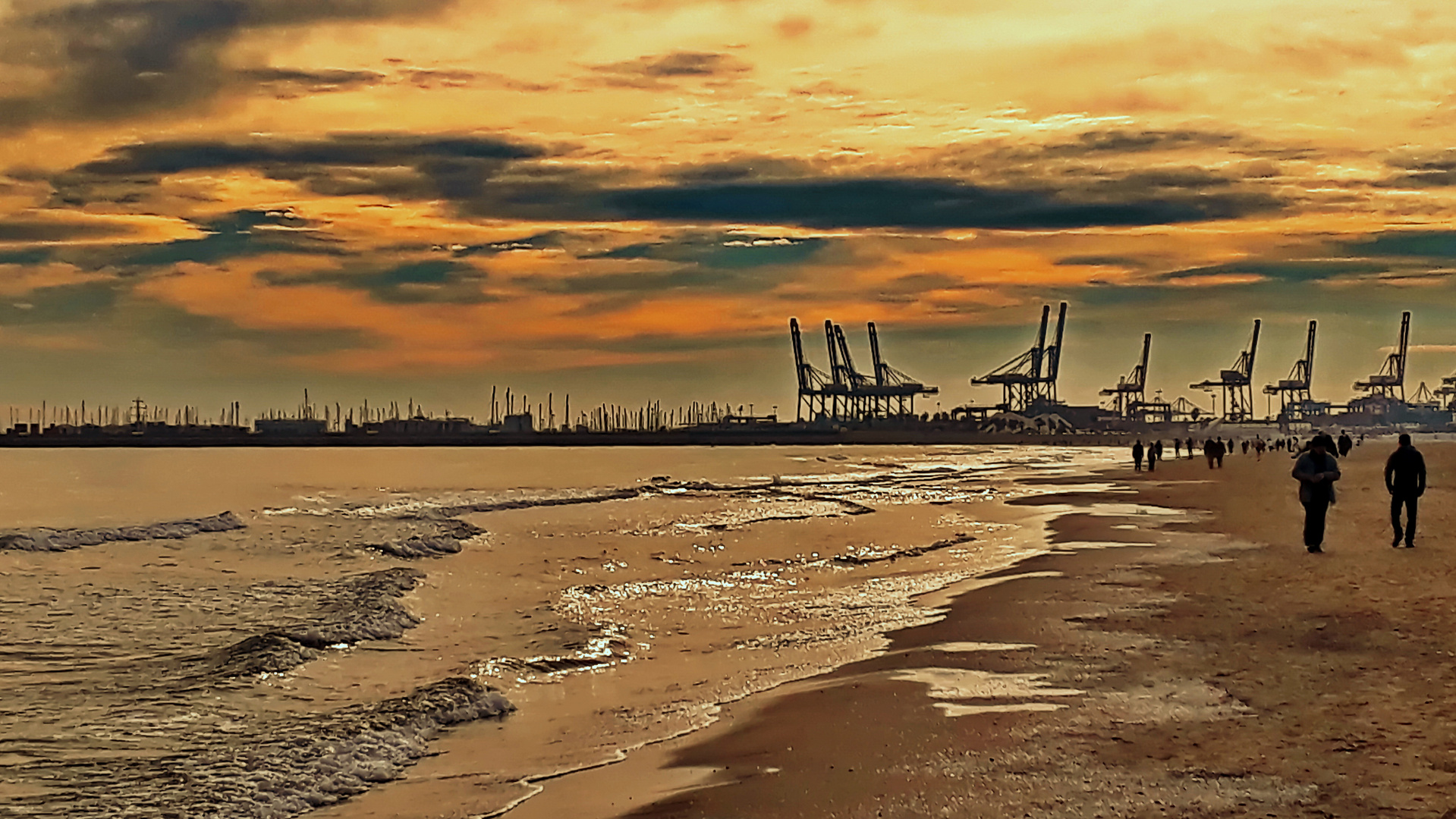 Strand mit Hafenkulisse in Valencia