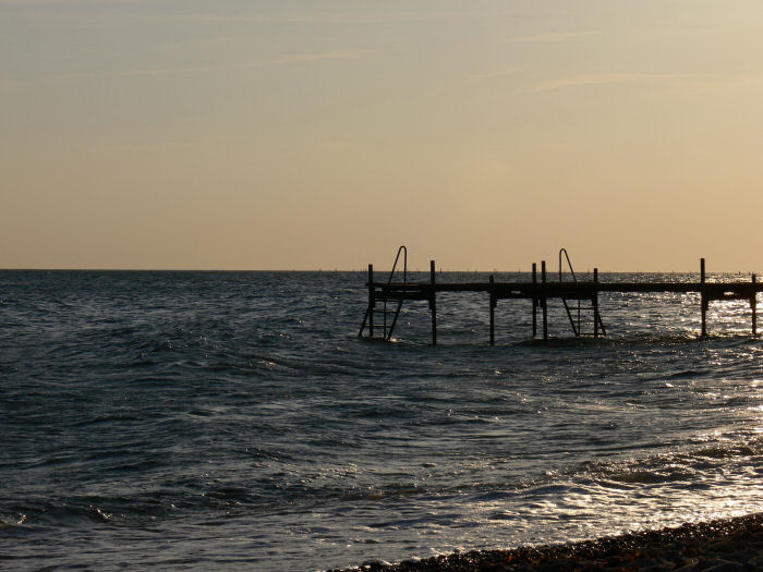 Strand mit kleinem Anlegesteg