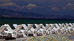 Strand mit Liegestühlen