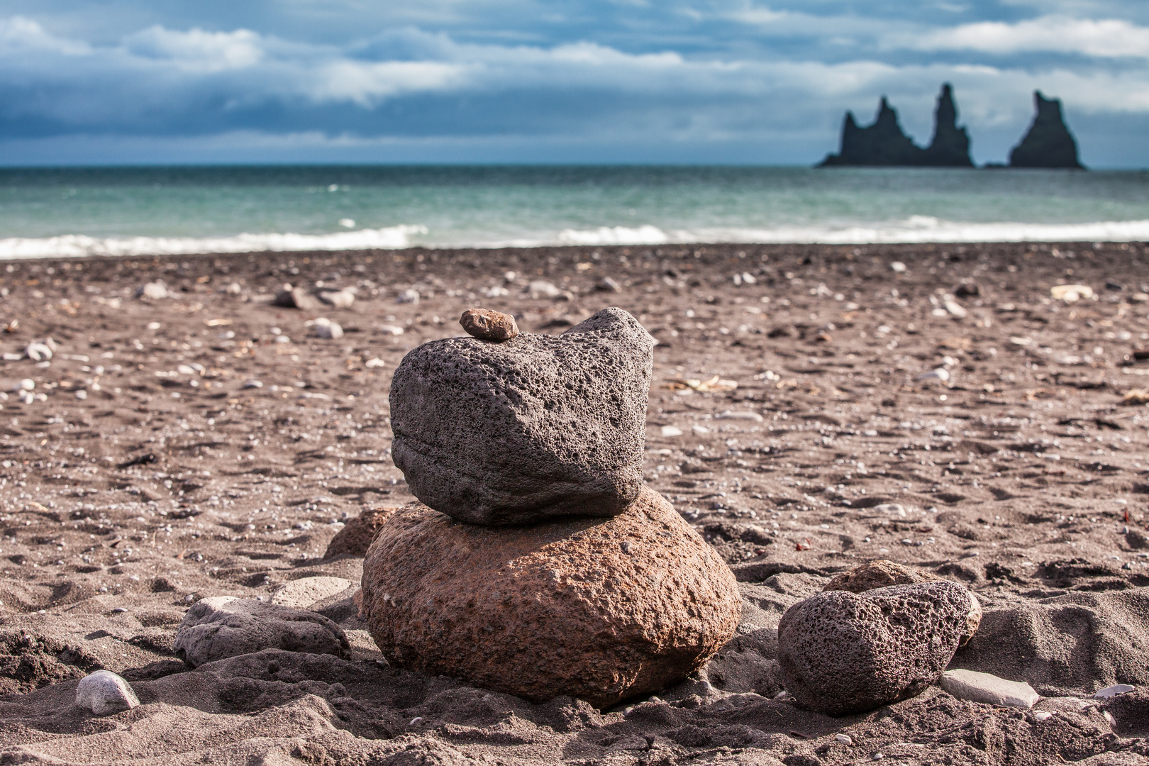 Strand mit Reynisdrangar