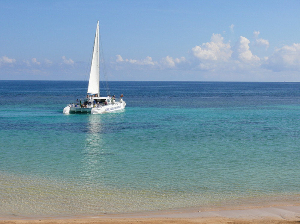 Strand mit Segelboot von Jens Grämer 