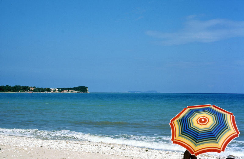 Strand mit Sonnenschirm Foto & Bild | europe, greece, world Bilder auf