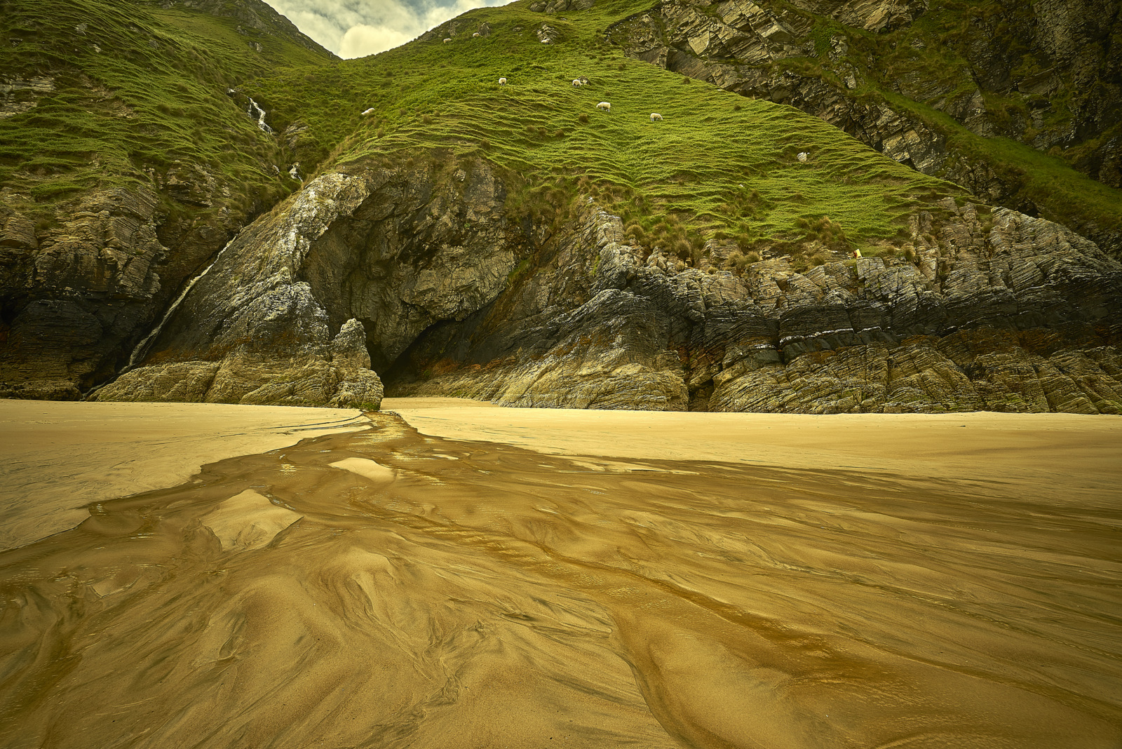 Strand mit wunderschönen Wasserzeichnungen