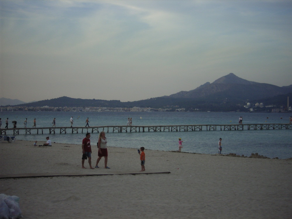 Strand nach Sonnenuntergang auf Mallorca in der Bucht von Alcudià