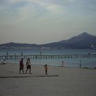 Strand nach Sonnenuntergang auf Mallorca in der Bucht von Alcudià