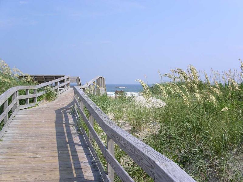 Strand Ocracoke Island, NC walkway to beach