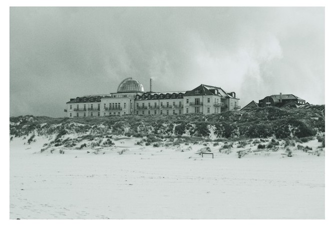 Strand, Schnee, Kurhaus