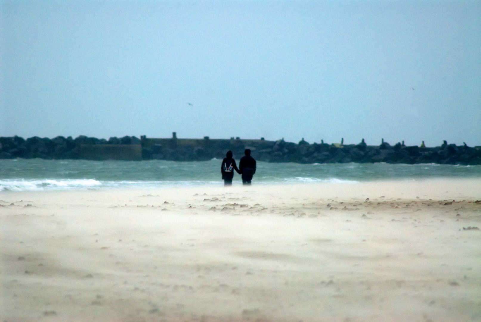 Strand Spaziergang im Regen