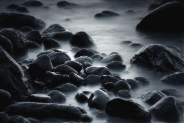 Strand-Steine-Mondlicht