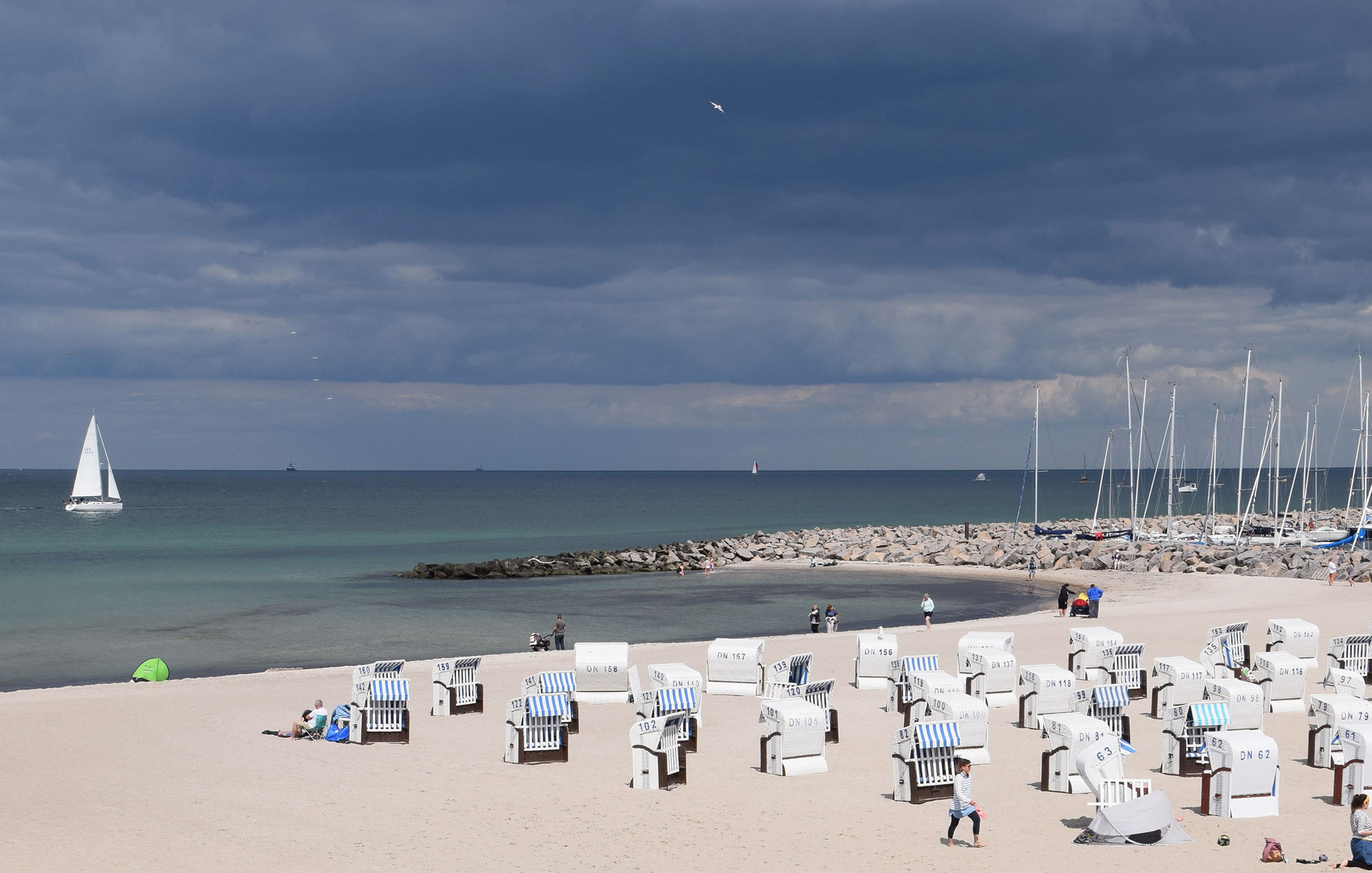 Strand und dramatischer Himmel