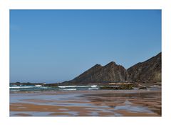 Strand und Felsen